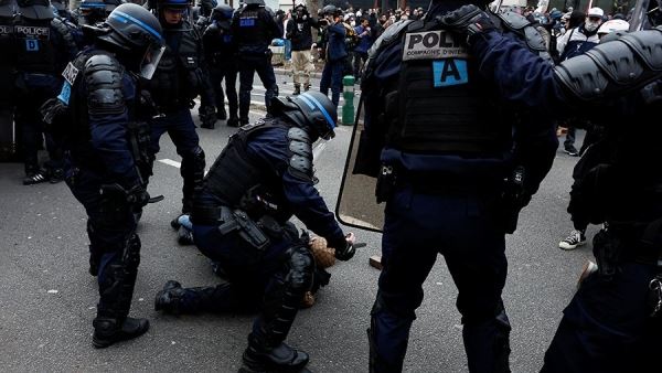 Более 30 человек задержаны на акции против пенсионной реформы в Париже<br />
