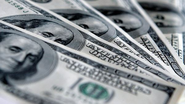 Доллар при открытии торгов на Мосбирже снизился до 77,11 рубля<br />
