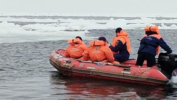 Льдина с рыбаками оторвалась от берегов Сахалина<br />
