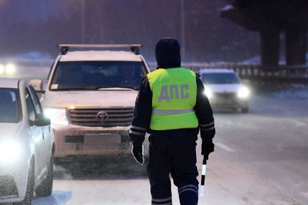 Сотрудники ДПС вызволили из снежного плена машину с супругами, которых ждали четверо детей 
