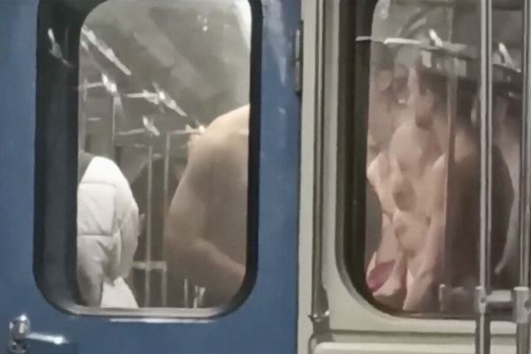 Суд в Москве назначил наказание шестерым молодым людям, раздевшимся догола в метро 