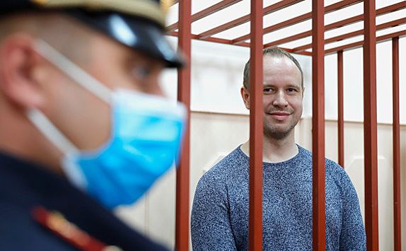 Сына бывшего губернатора Иркутской области приговорили к девяти годам тюрьмы за мошенничество