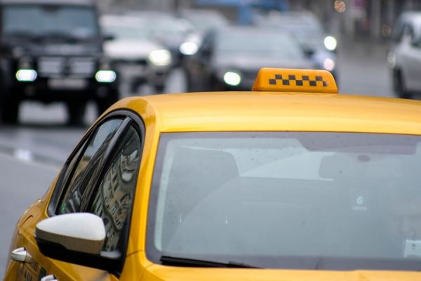 Таксист уберег пенсионерку от мошенников, которые вымогали 900 тыс. рублей 