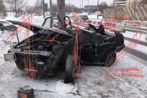 В Москве автомобиль ВАЗ боком налетел на столб, пострадали трое 