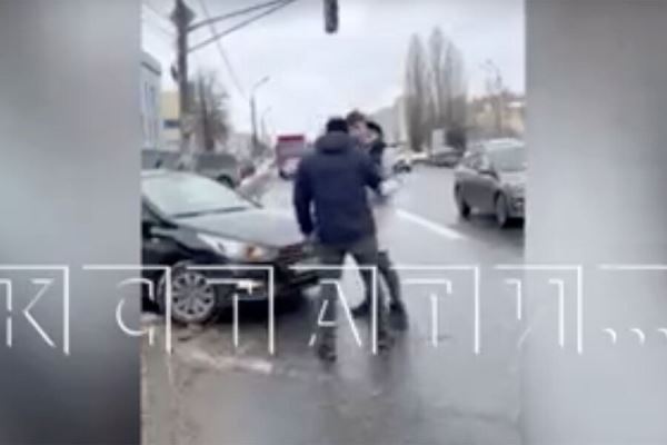 В Нижнем Новгороде пассажир автомобиля набросился с кулаками на сбитого пешехода 