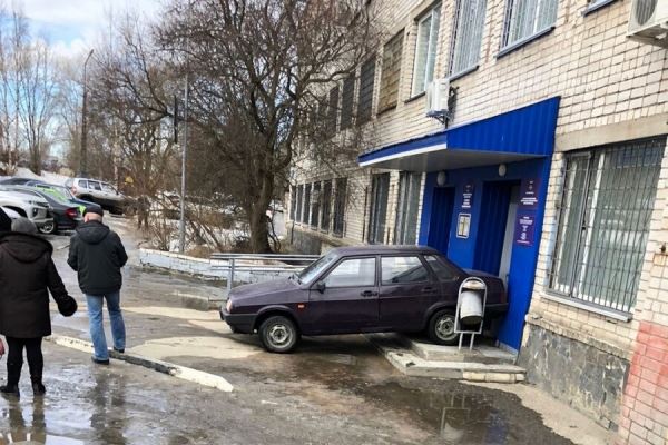 В Петрозаводске машина без водителя въехала в здание ГИБДД 